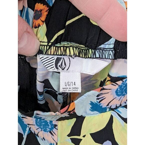 Volcom Women's Black Floral Lightweight Shorts - Size Large - Picture 6 of 6